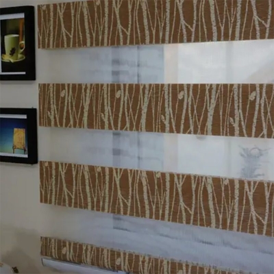 Reforço de janela sutil e elegante com tecido cinza cilíndrico de zebra