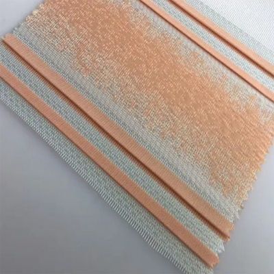 Reforço de janela sutil e elegante com tecido cinza cilíndrico de zebra