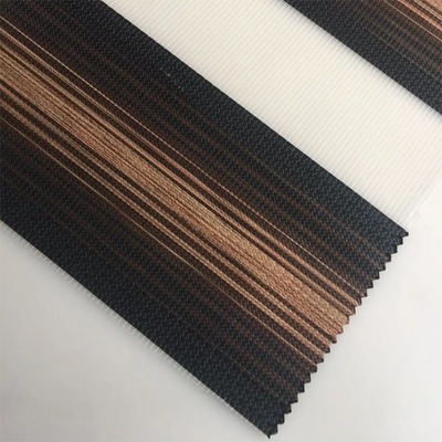 Reforço de janela sutil e elegante com tecido cinza cilíndrico de zebra